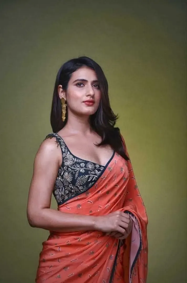 BEAUTIFUL INDIAN ACTRESS FATIMA SANA SHAIKH IN RED SAREE